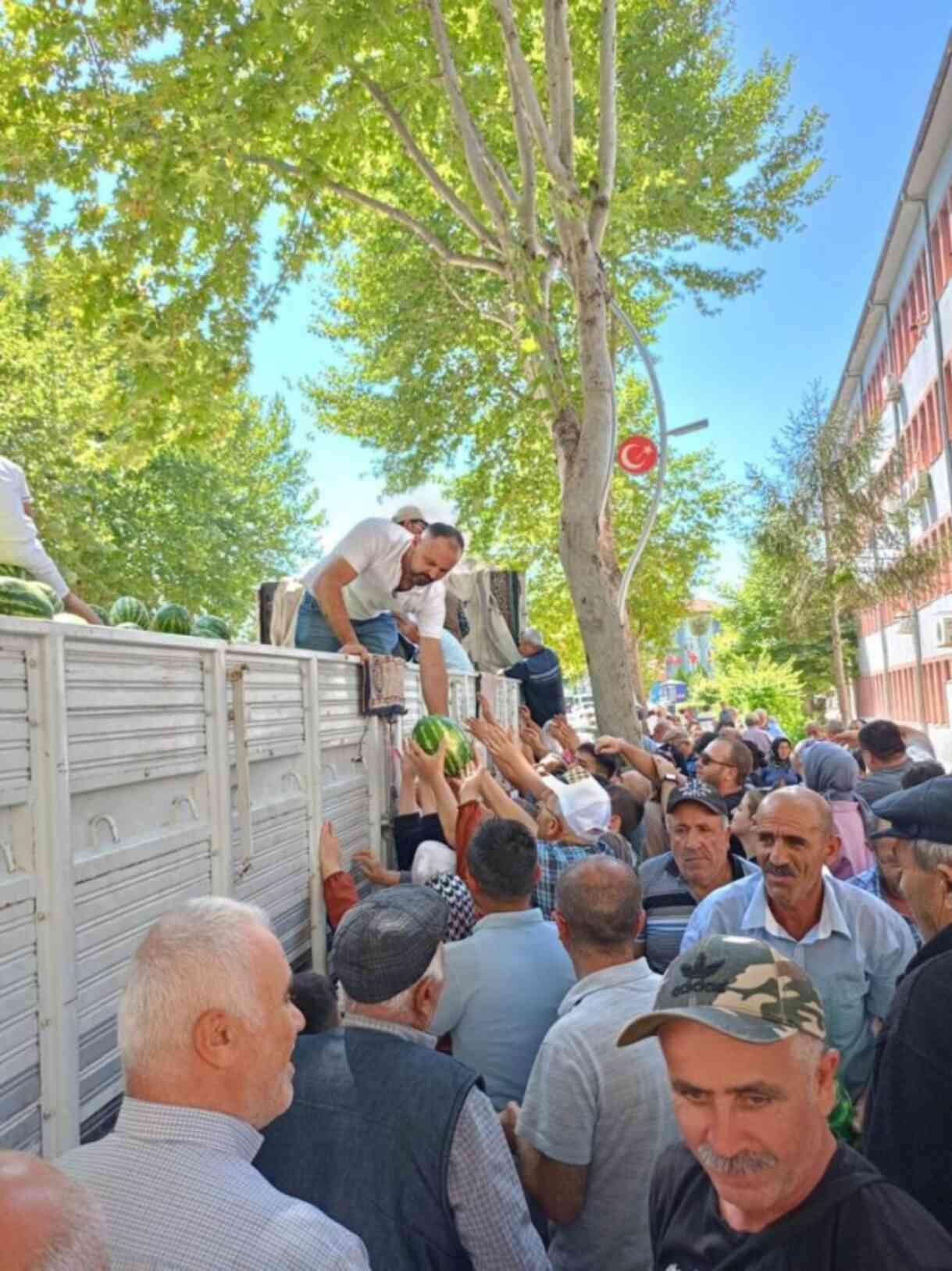 When the yield is high, he distributed 17 tons of watermelon for free