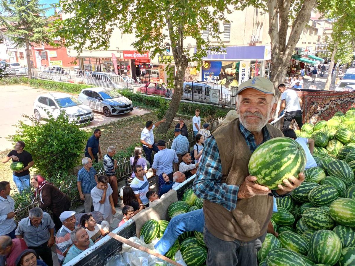 Tokat'ta Karpuz Üreticisi Vatandaşlara 17 Ton Karpuz Dağıttı