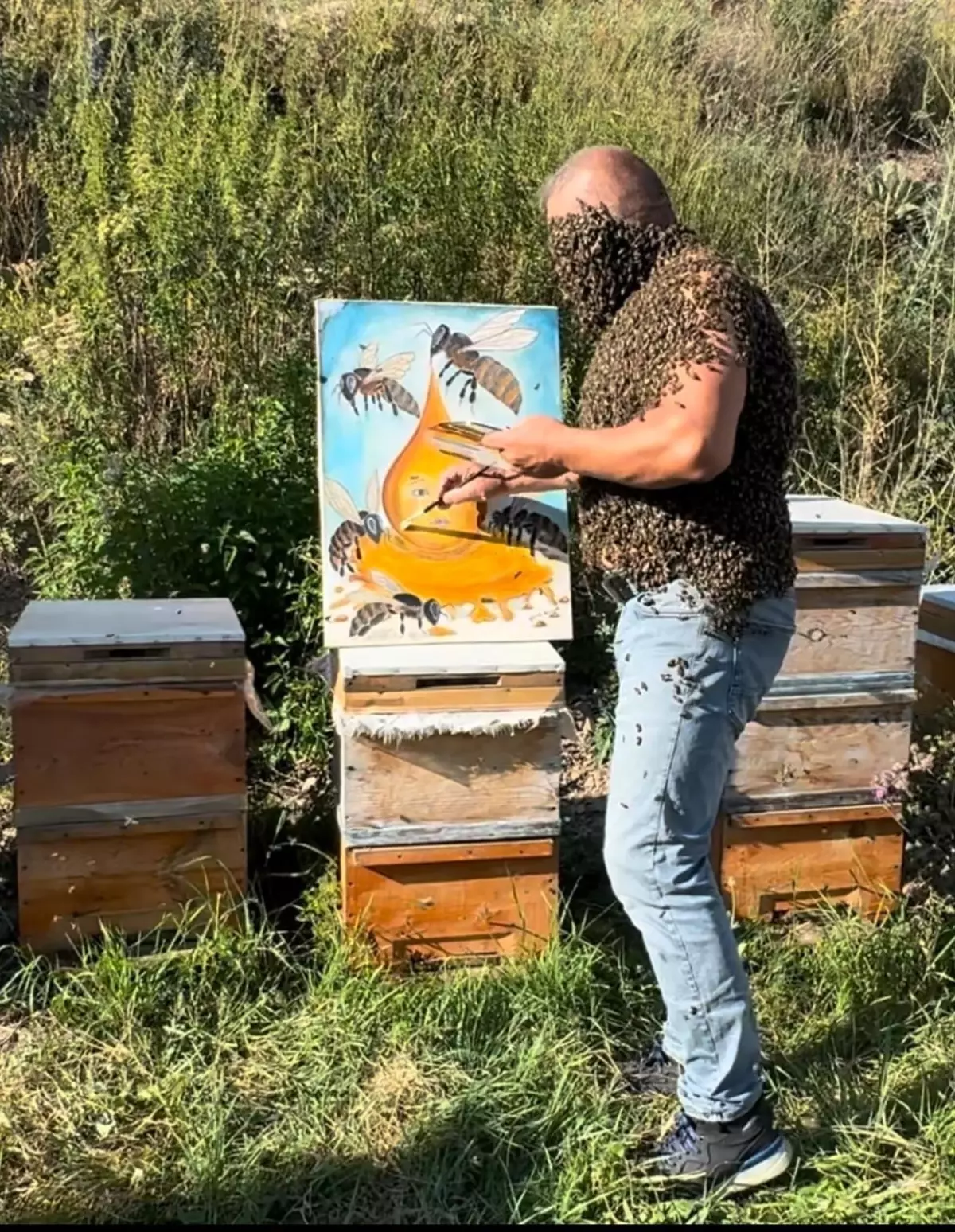 Arılarla Savaşa Dikkat Çeken Heykeltıraşın Çalışması