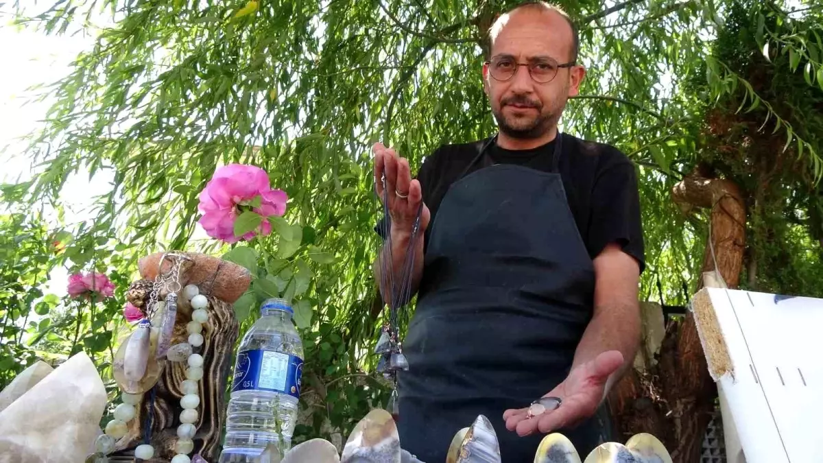 Yozgat'ta Esnafın Yeni Mesleği: Doğadan Topladığı Taşları Takıya Dönüştürüyor
