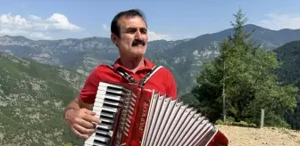 Artvin'in Şavşat ilçesinde 44 yıldır akordiyon çalan Mehmet Yılmaz