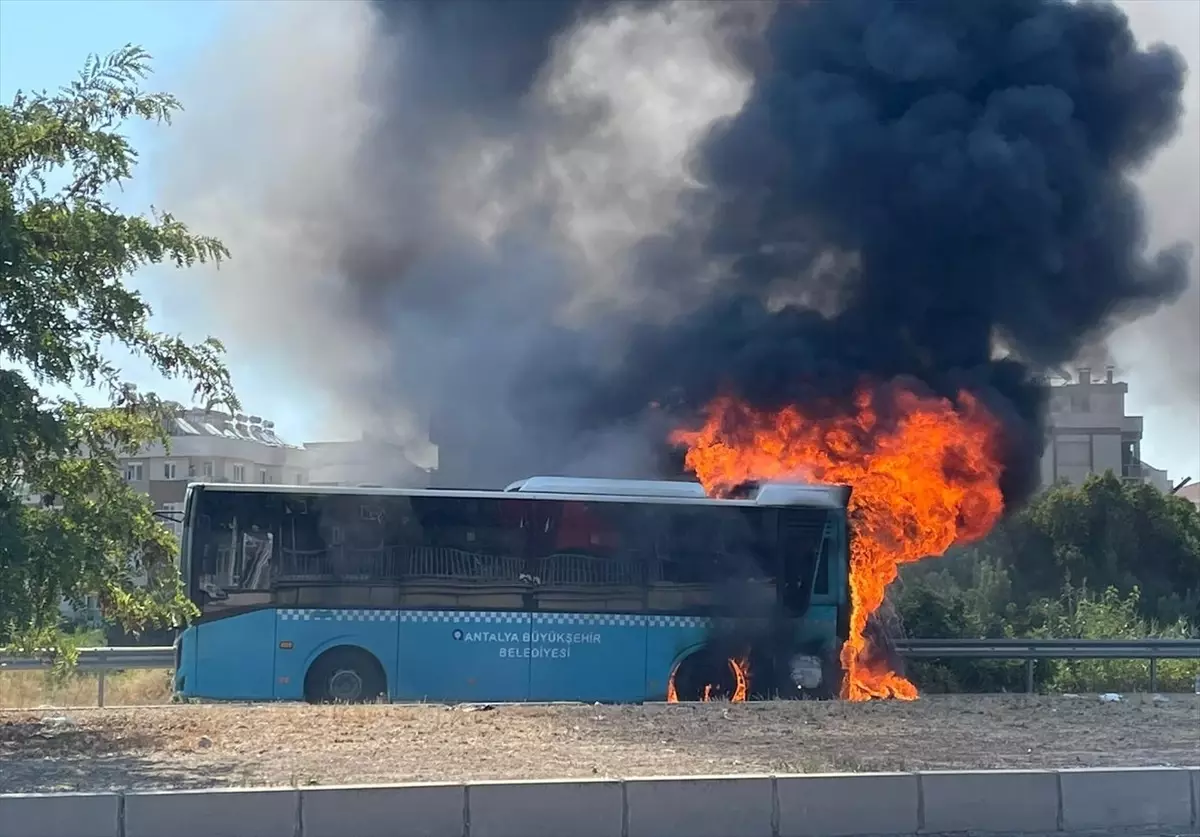 Antalya'da Halk Otobüsünde Çıkan Yangın Söndürüldü