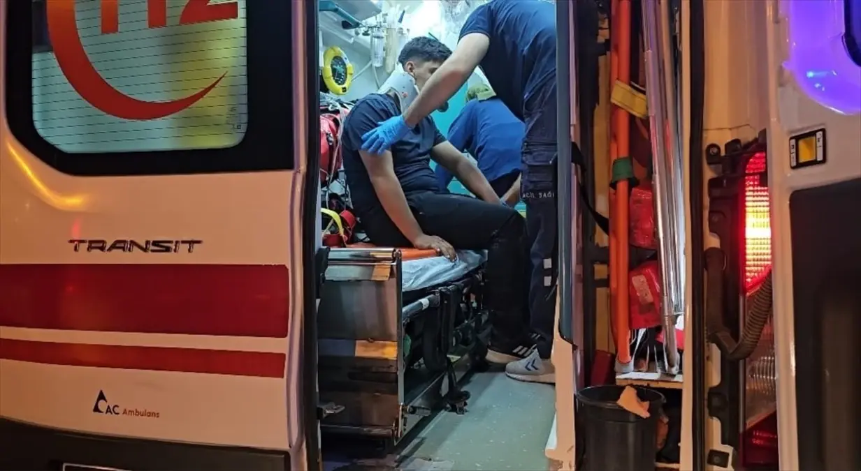 Çorum'da motosikletin hafif ticari araca arkadan çarptığı kazada 1 kişi yaralandı