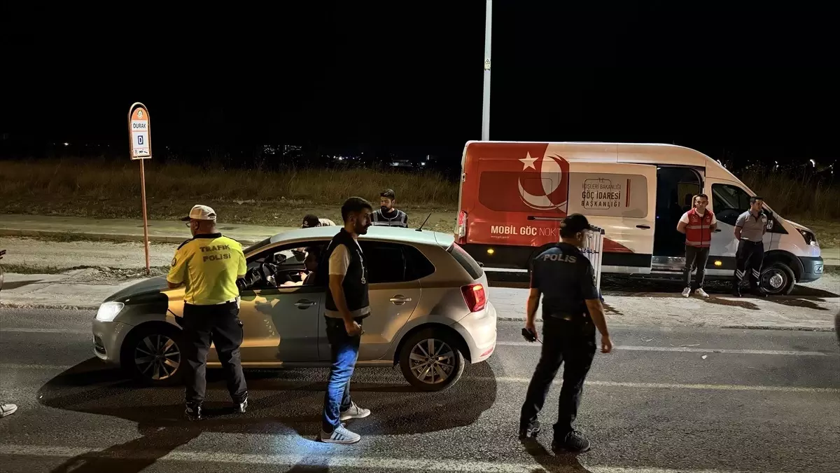 Edirne'de polis ile il göç idaresi ekipleri ortak denetim yaptı