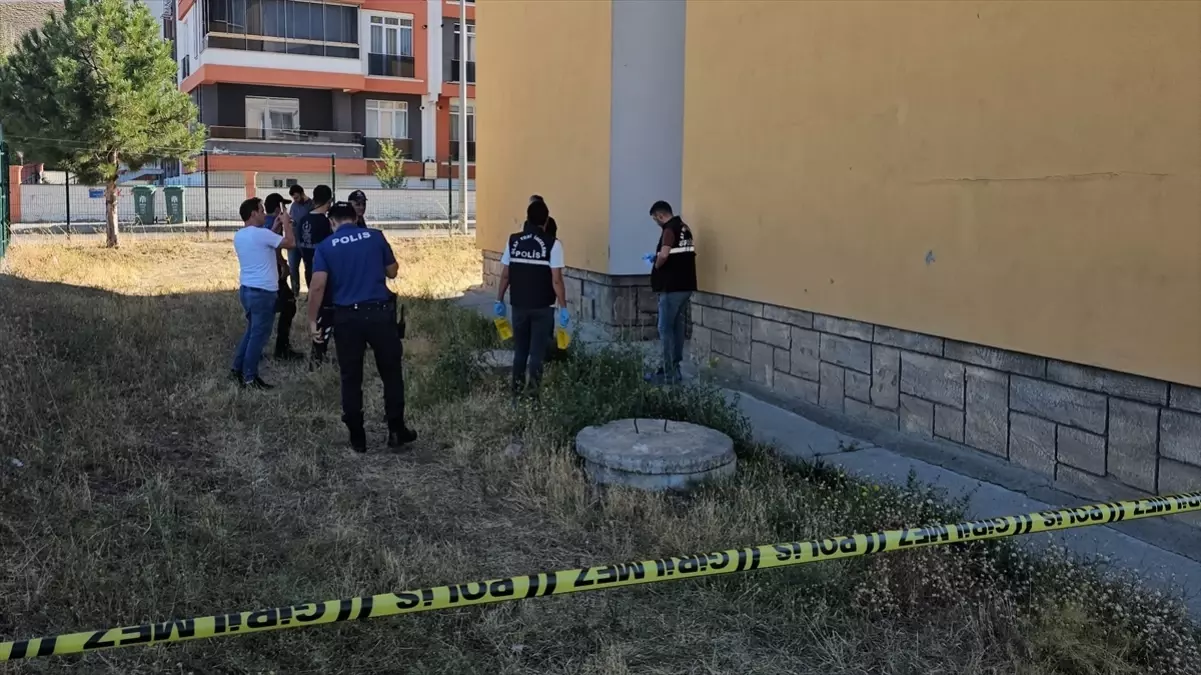 Erzincan'da bir kişi apartman dışında bulunan boşlukta ölü bulundu