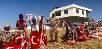 Diyarbakır'da Dicle Elektrik çalışmasına engel olan çocuklara jandarma tarafından ikramlık yiyecekler ve Türk bayraklı uçurtmalar dağıtıldı