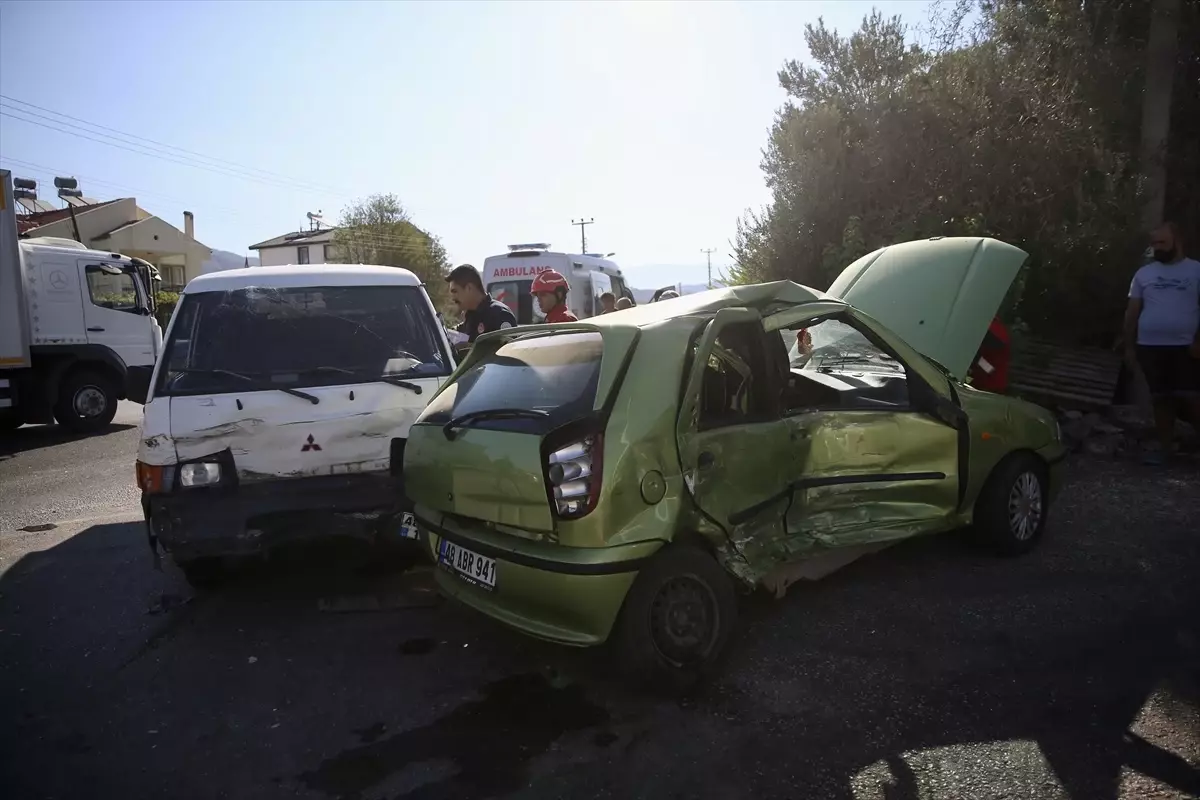 Fethiye'de Kamyonetle Otomobil Çarpıştı: 3 Yaralı