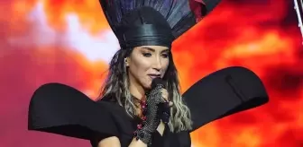 Hande Yener, 'Çıplaklardan rahatsızız' diyen kişiye patladı: İran'a git, orada yaşa