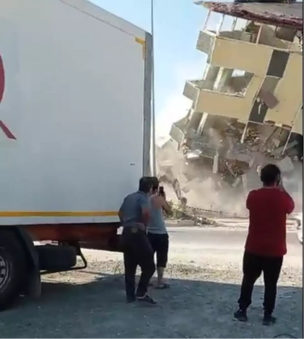 Hatay'da yıkımı yapılan bina trafiğe devrildi