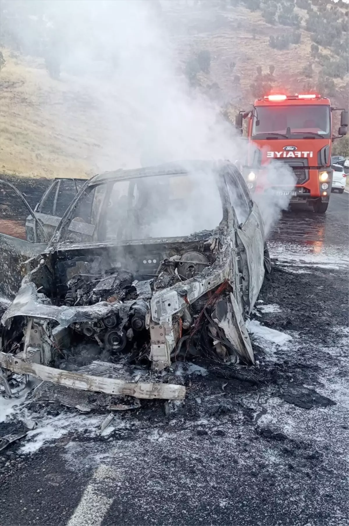 Şırnak'ta seyir halindeyken alev alan otomobil kullanılamaz hale geldi