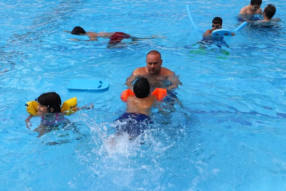 Tekirdağ'da Özel Çocuklar Yüzme Kursuna Katılıyor