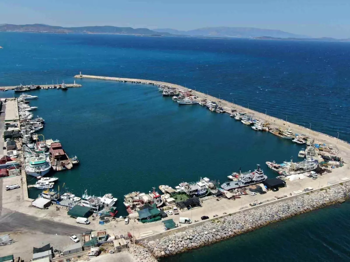 İzmir'de Balıkçılar Denize Açılmayı Bekliyor