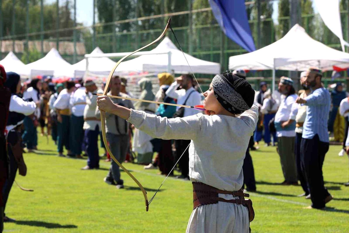 Sivas'ta Geleneksel Türk Okçuluğu Şampiyonası Başladı