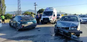 Bursa'da üç aracın karıştığı kazada 2 kişi hafif yaralandı