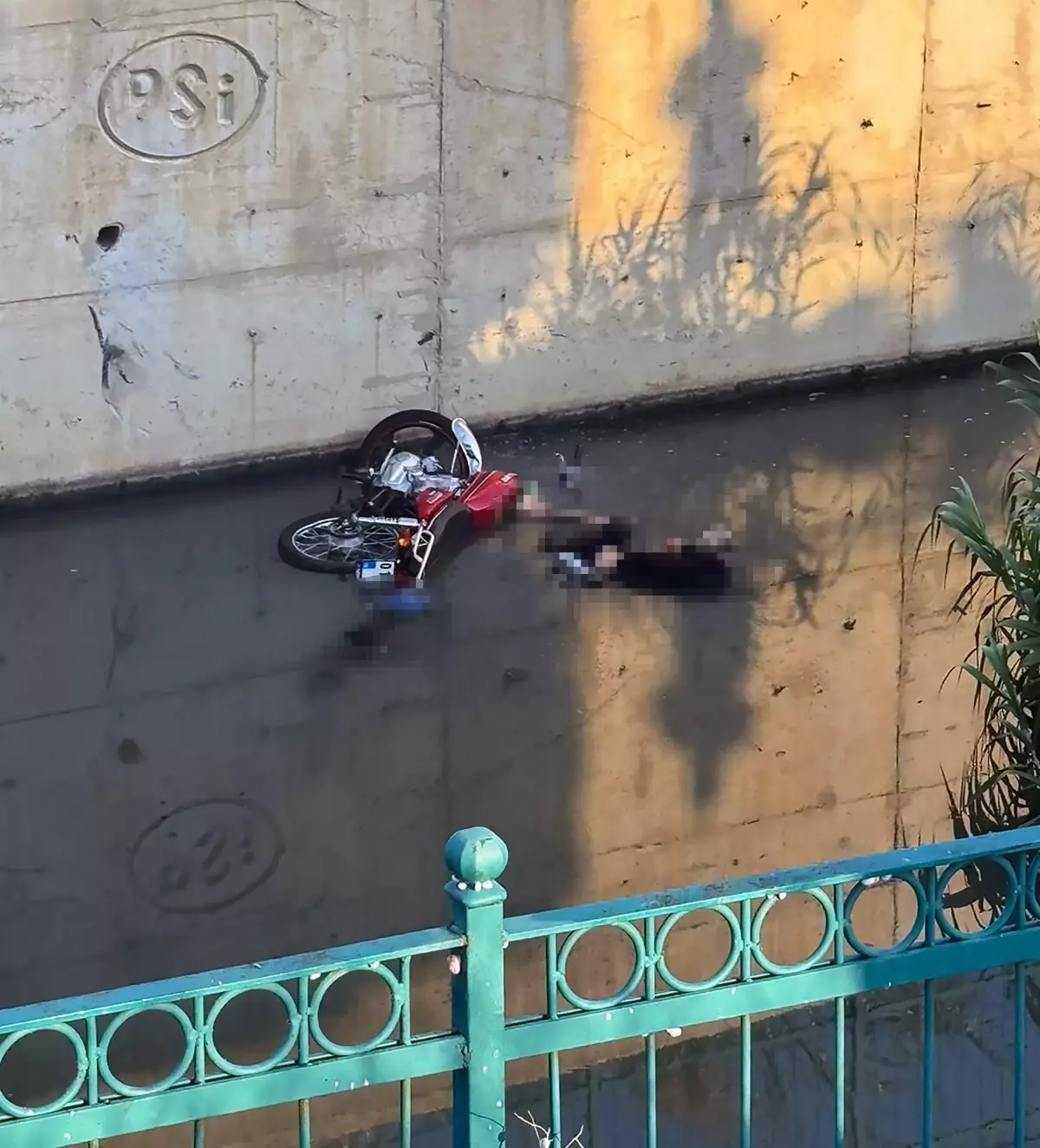 Adana'da Boş Sulama Kanalında Motosiklet Kazası: 2 Ölü