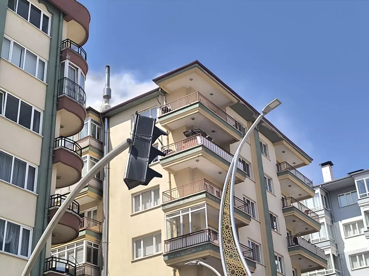 Afyonkarahisar'da 7 katlı bir apartmanın çatısında çıkan yangın söndürüldü