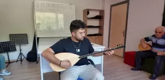 Mudurnu'da Yaşı İlerlemiş Bireyler ve Çocuklar Bağlama Kursunda Buluşuyor