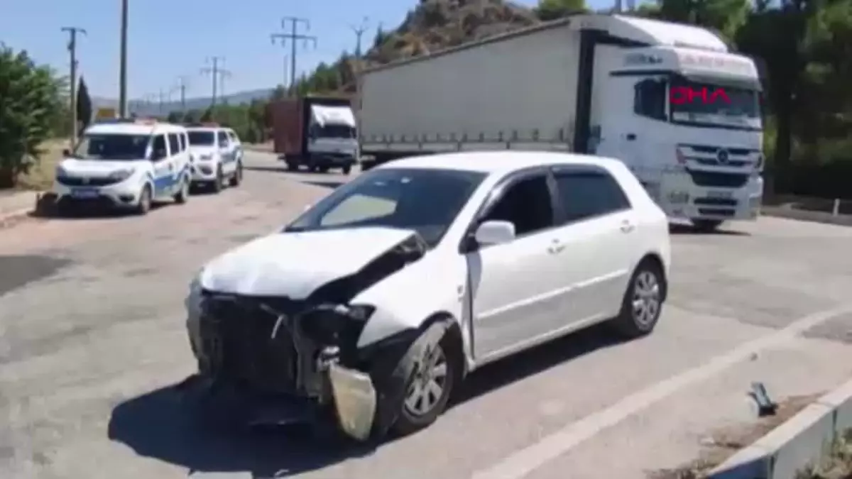 Burdur'da Kavşakta Otomobil Kazası: 2 Yaralı