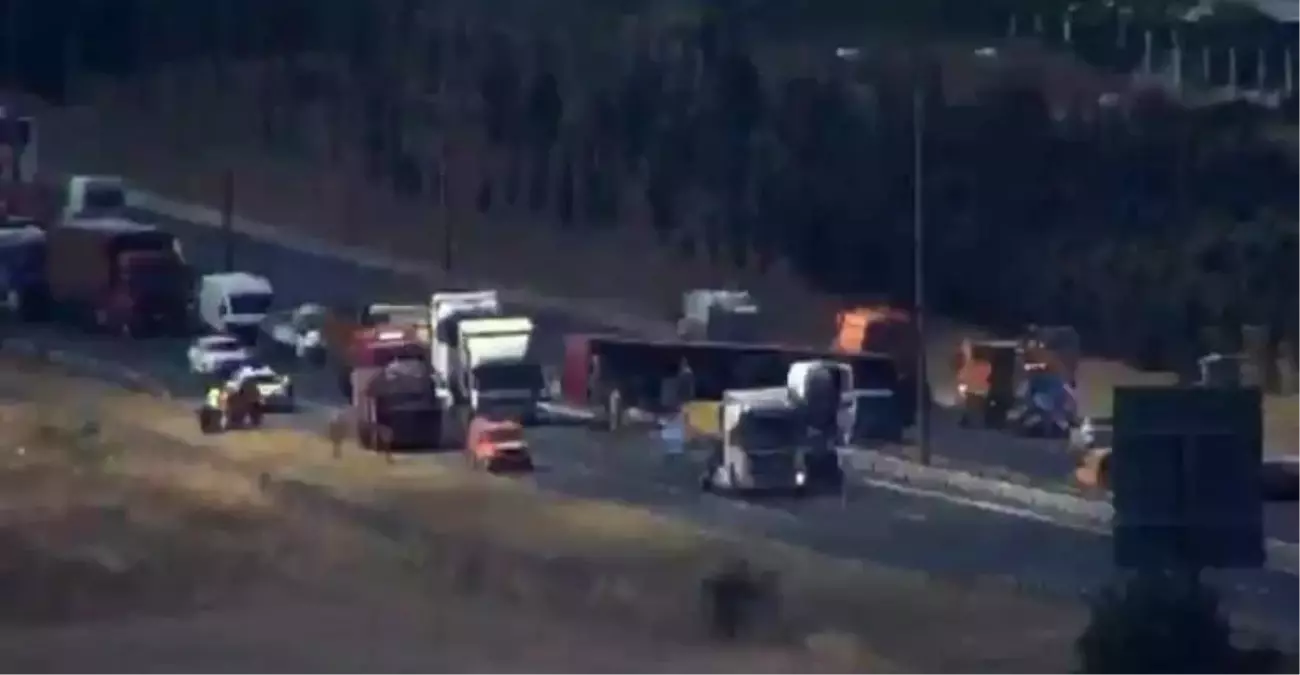 TEM Otoyolu Çatalca mevkii Edirne istikametinde TIR devrildi