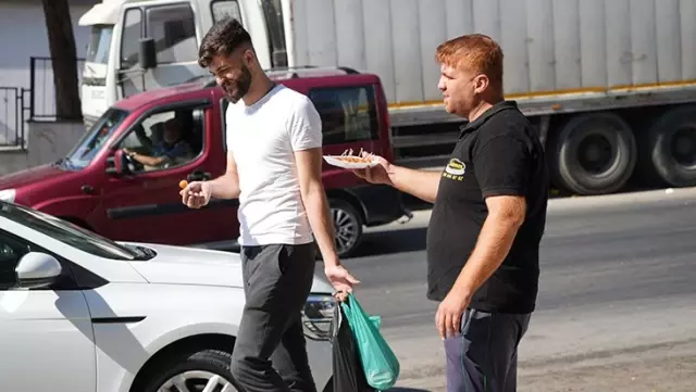 The shopkeepers in Gaziantep celebrated the opening of Instagram by distributing lokma.