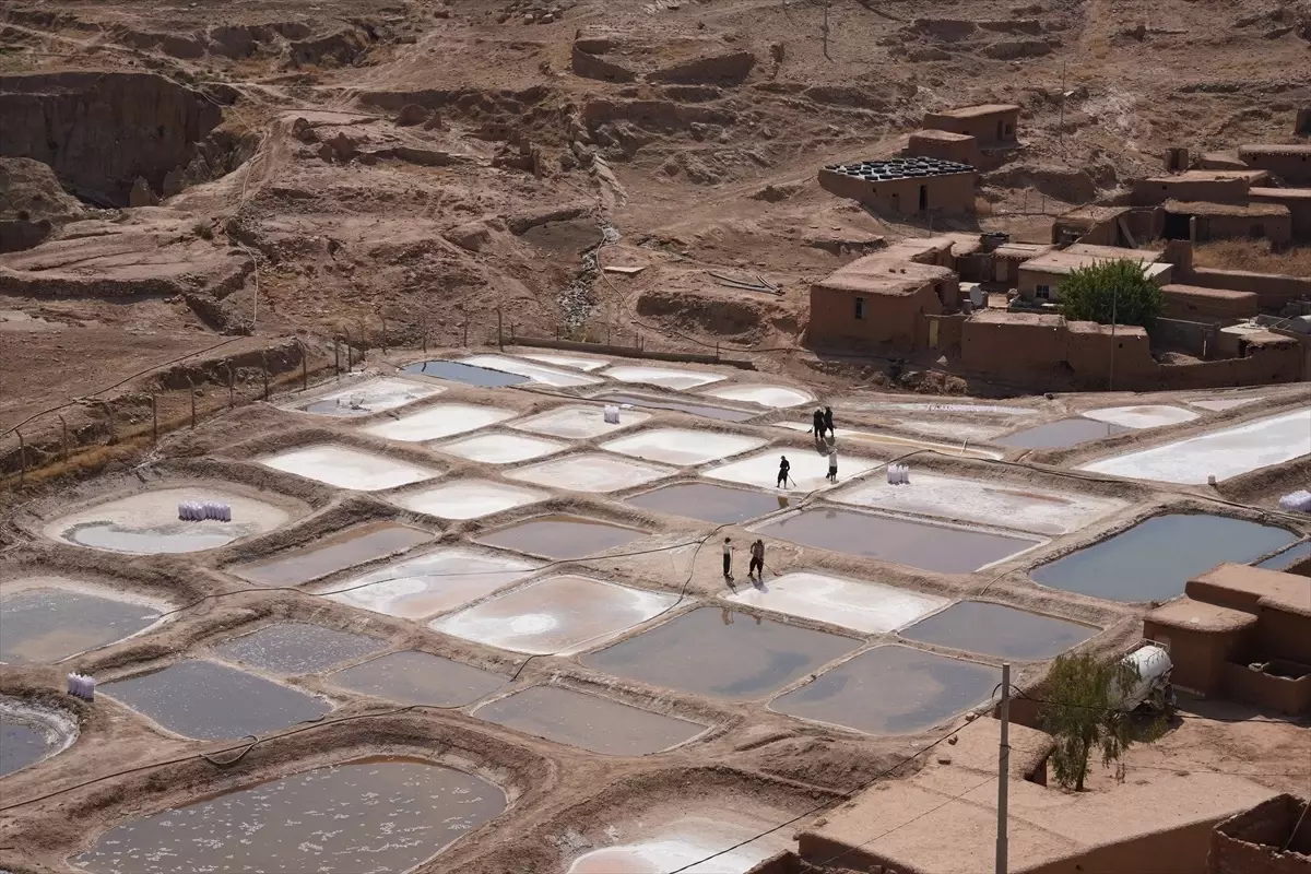 Irak'ta Kavurucu Sıcaklarda Tuz Üretimi