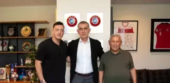 İbn Haldun Üniversitesi Mütevelli Heyeti Başkanı Prof. Dr. İrfan Gündüz ve Mesut Özil, TFF Başkanı Hacıosmanoğlu'nu ziyaret etti