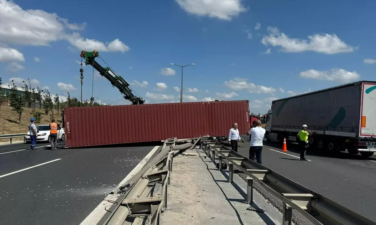 TEM Otoyolu Çatalca mevkisinde tır devrildi, 2 kişi yaralandı
