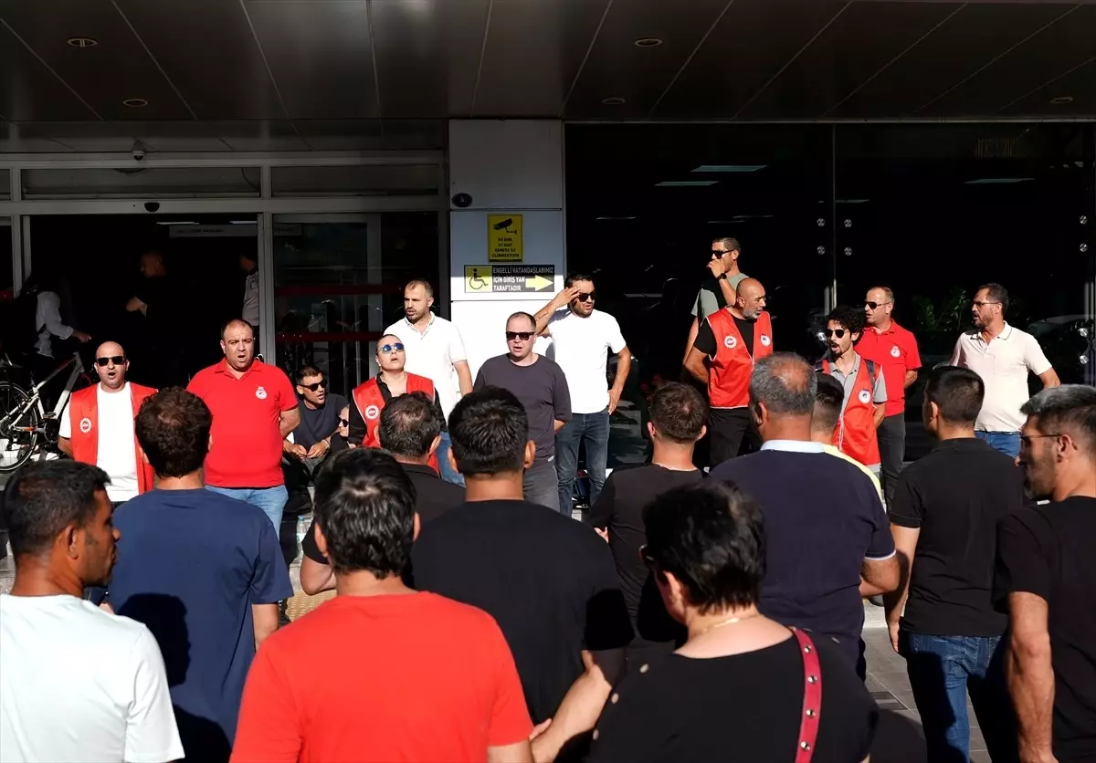 Karşıyaka Belediyesi İşçileri İşten Çıkarıldı, Eylem Başlattı