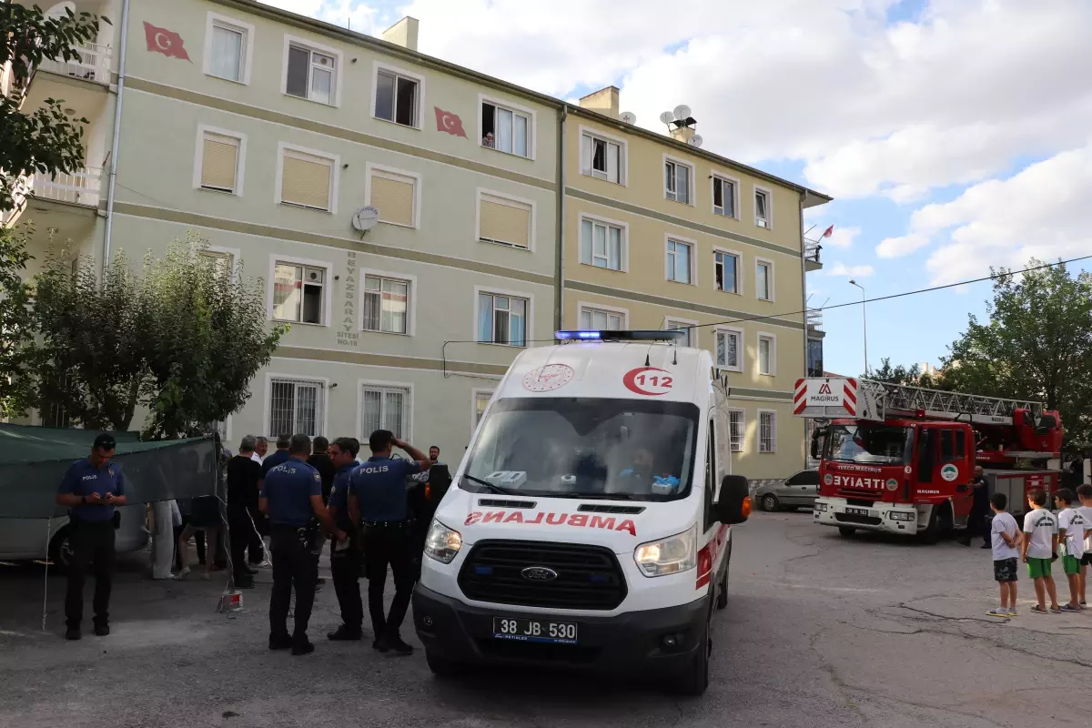 Kayseri'de 4 Katlı Binada Yangın Çıktı