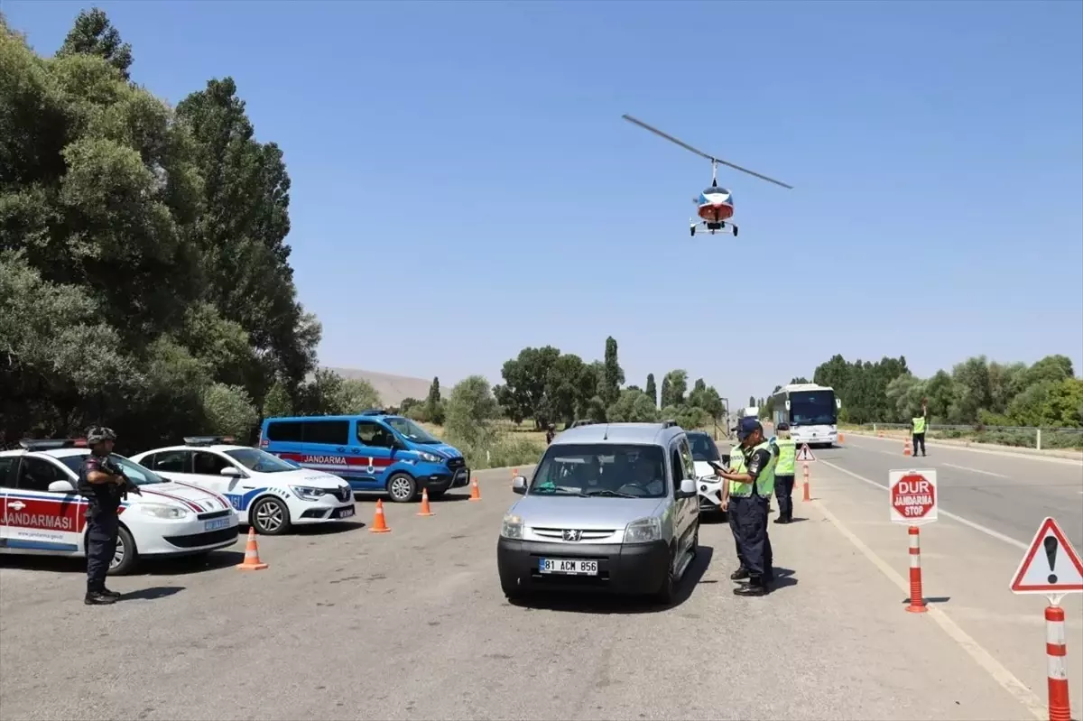 Kırşehir'de Jandarma Ekipleri Cayrokopterle Trafik Denetimi Yaptı