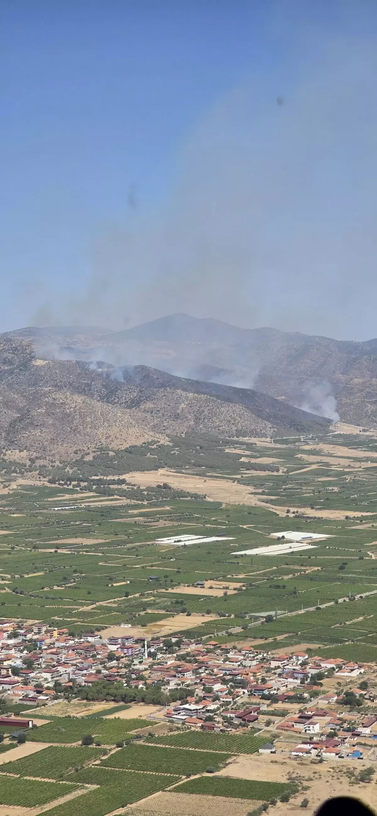 Manisa'da Orman Yangını: Havadan ve Karadan Müdahale Devam Ediyor