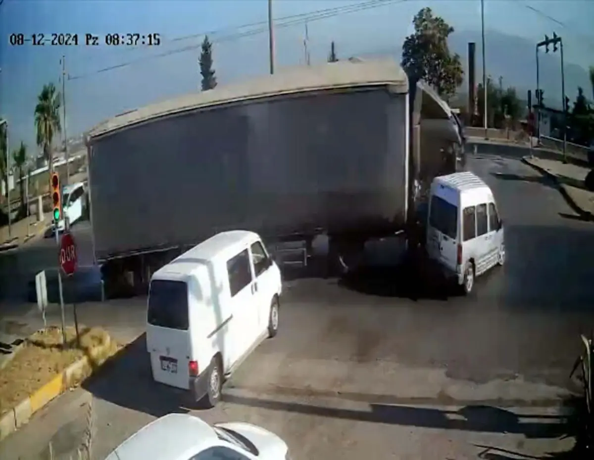 TIR'ın kırmızı ışıkta çarptığı araçta baba ve kız yaralandı