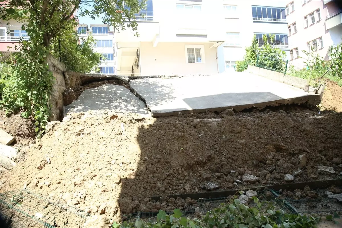Ordu'da istinat duvarı çöktü, apartman tahliye edildi