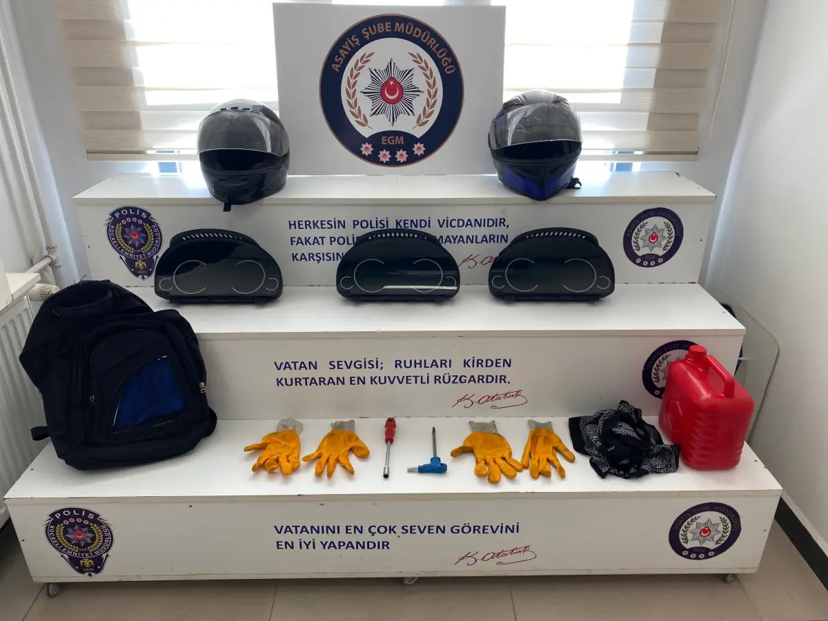 Kocaeli'de Lüks Otomobillerin Hayalet Ekranlarını Çalan Hırsızlar Yakalandı