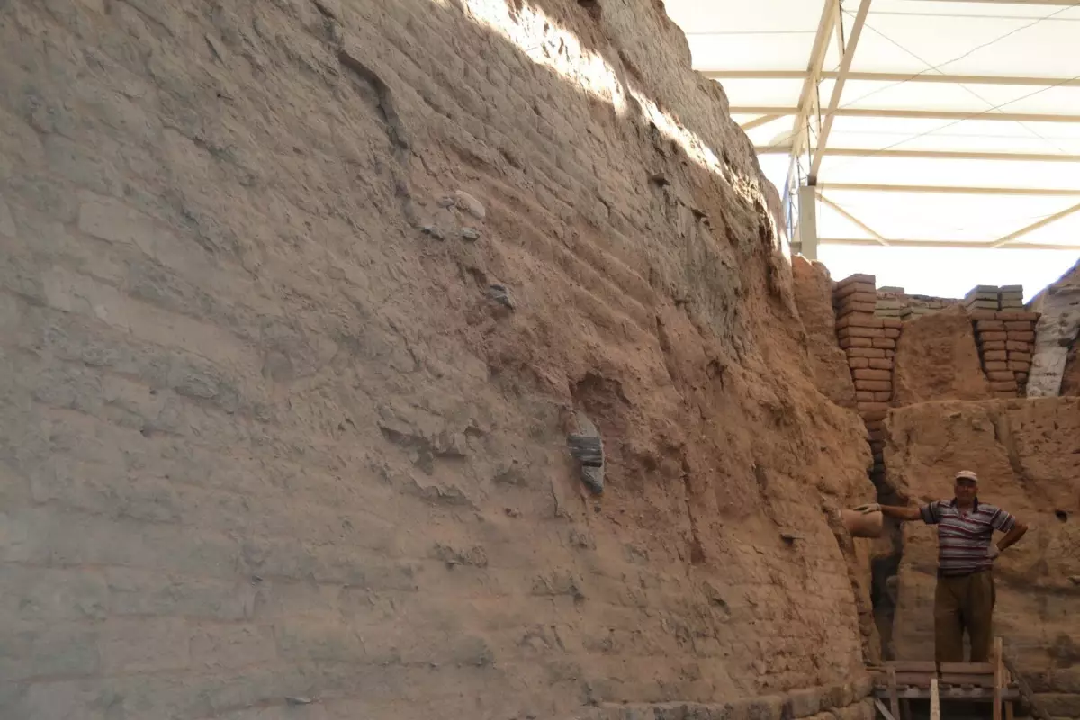 Sardes Antik Kenti'nde 2 Bin 700 Yıllık Sur Duvarı Turizme Kazandırılacak
