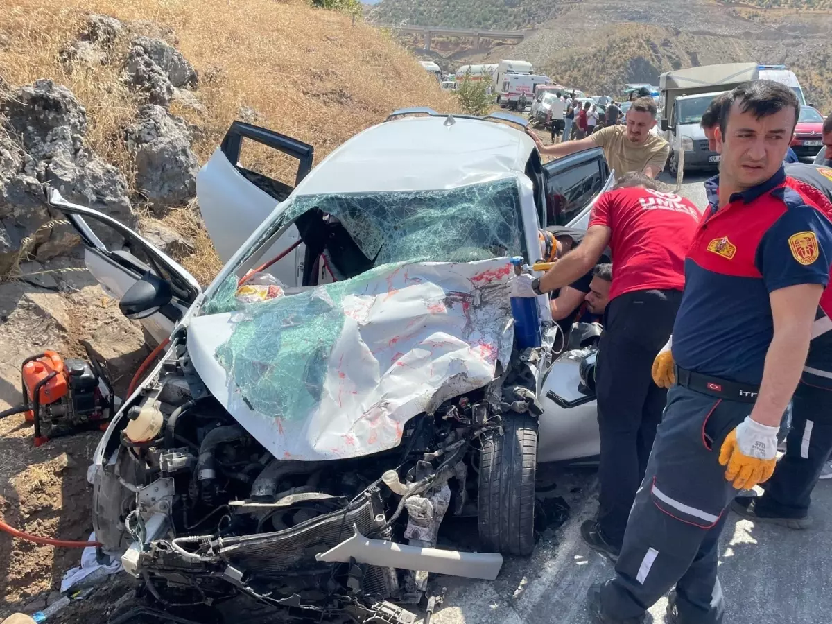 Bitlis'te otomobilin TIR ile çarpışması sonucu 4 kişi yaralandı