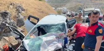 Bitlis'te otomobilin tıra çarpması sonucu 4 kişi yaralandı