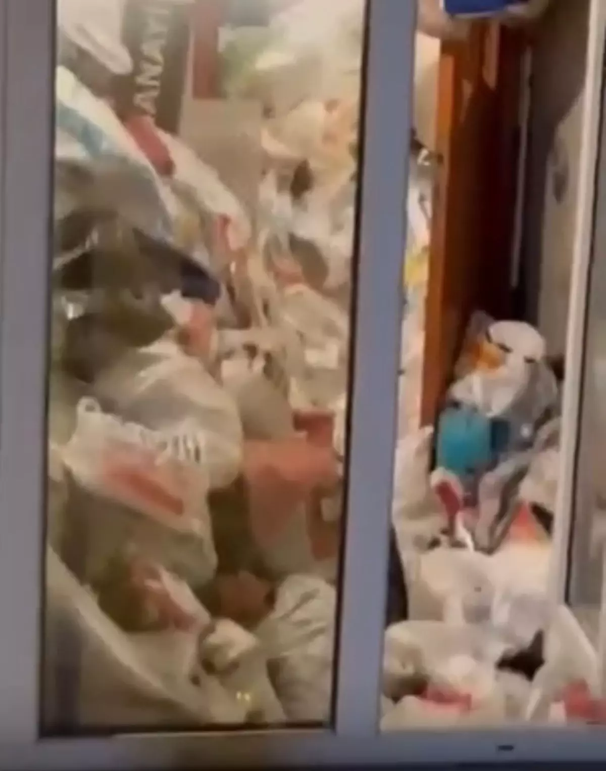 Bursa'da 3 Katlı Binada 3 Kamyon Çöp Çıkarıldı