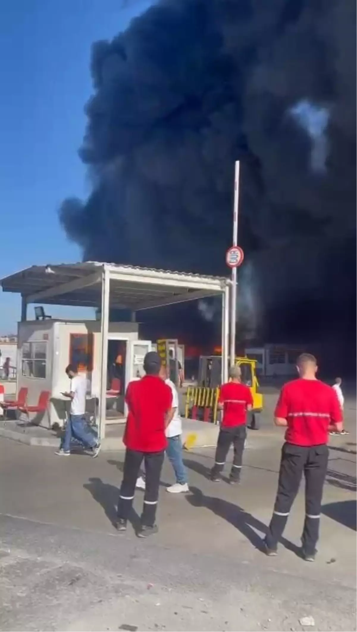 Esenyurt'ta zincir marketin deposunda yangın-1