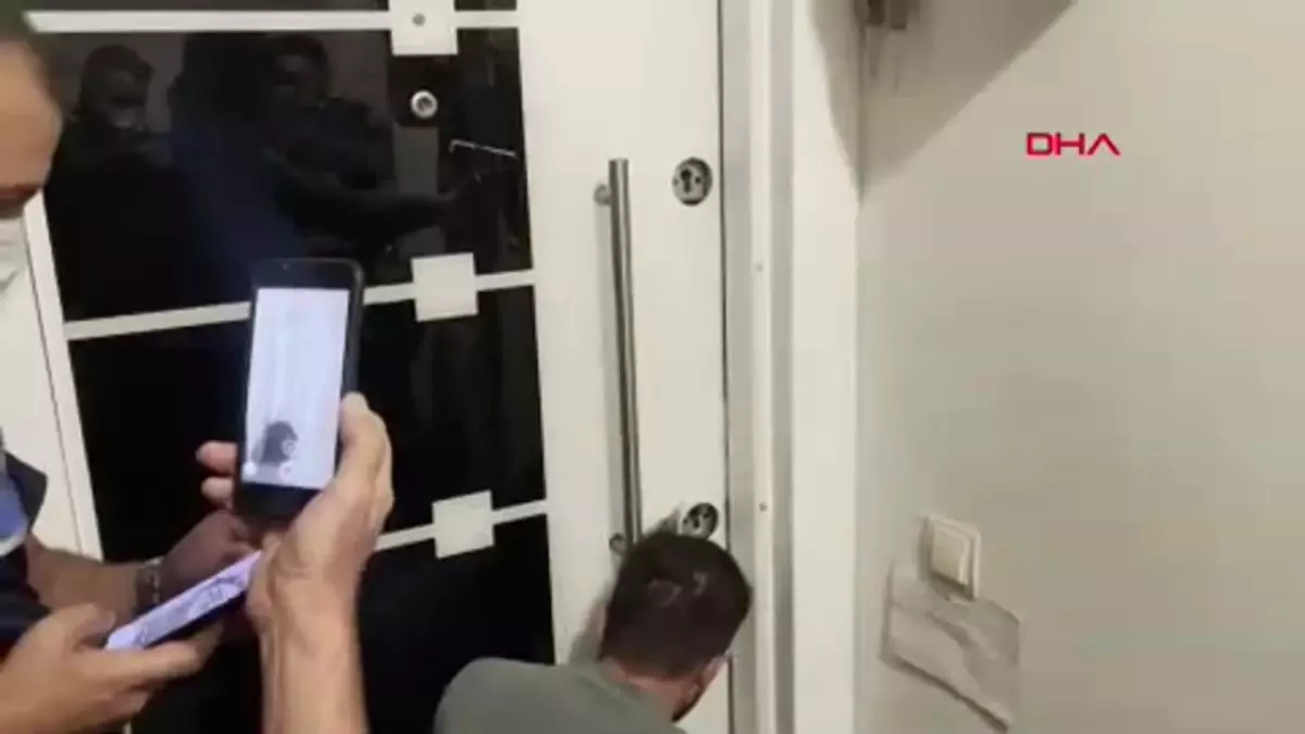 Eskişehir'de Bir Evden 30 Ton Çöp Çıkarıldı