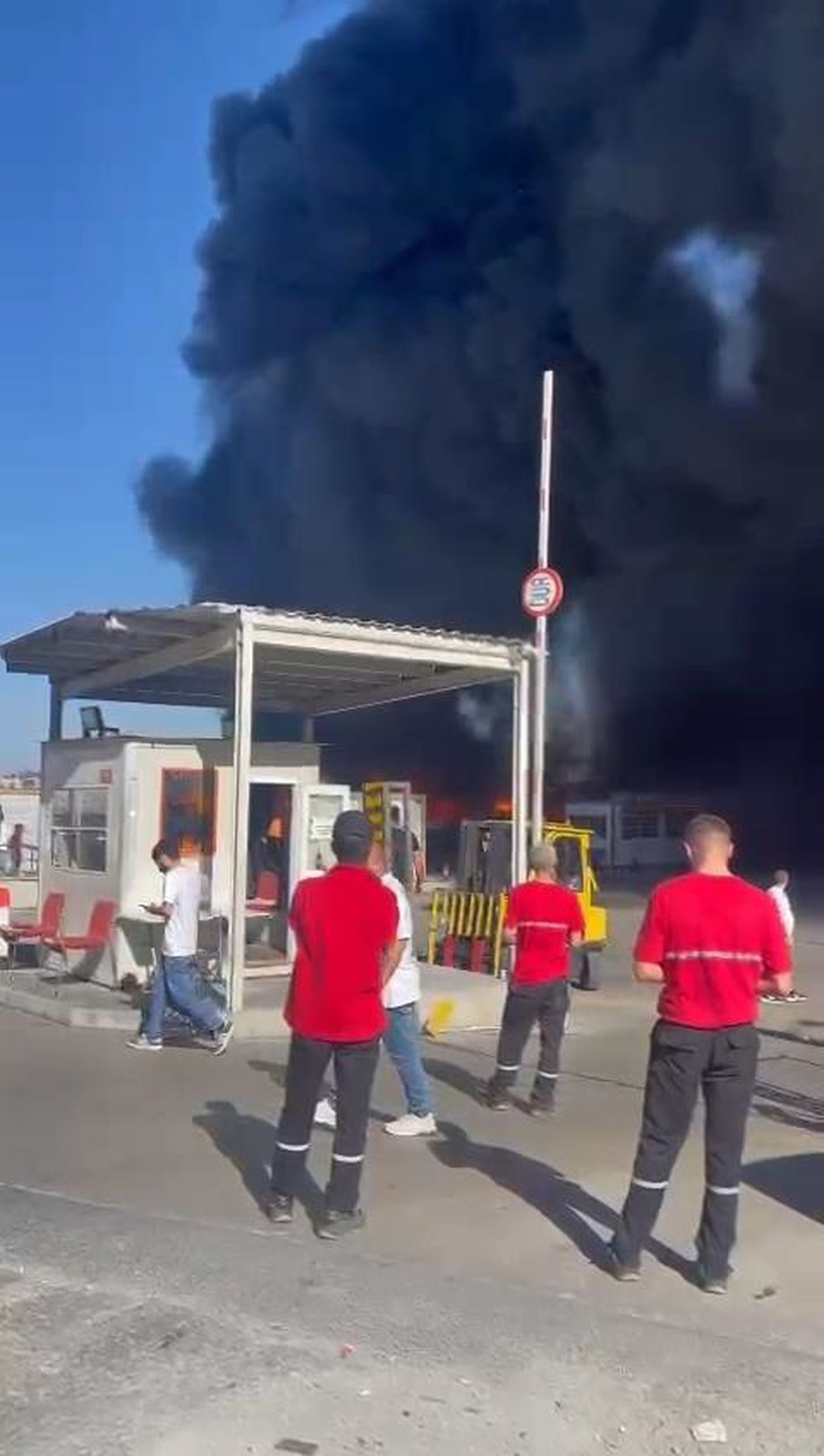 Esenyurt'ta bir zincir markete ait depoda yangın çıktı