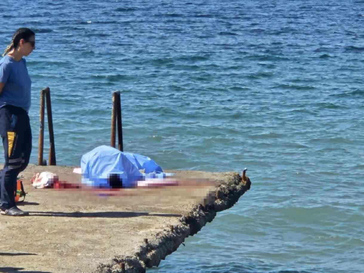 İzmir'de iskeleden denize atlayan kişi betona çakılarak can verdi İzmir'de iskeleden denize atlayan kişi betona çakılarak can verdi