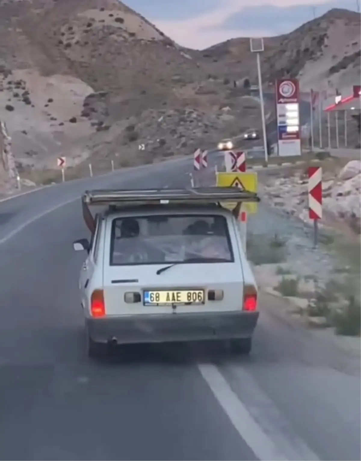 Sürücü ve yanındaki kişi aracın tavanında seyahat etti