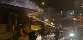 Rize'de karton yüklü tırın dorsesinde çıkan yangın hasara yol açtı