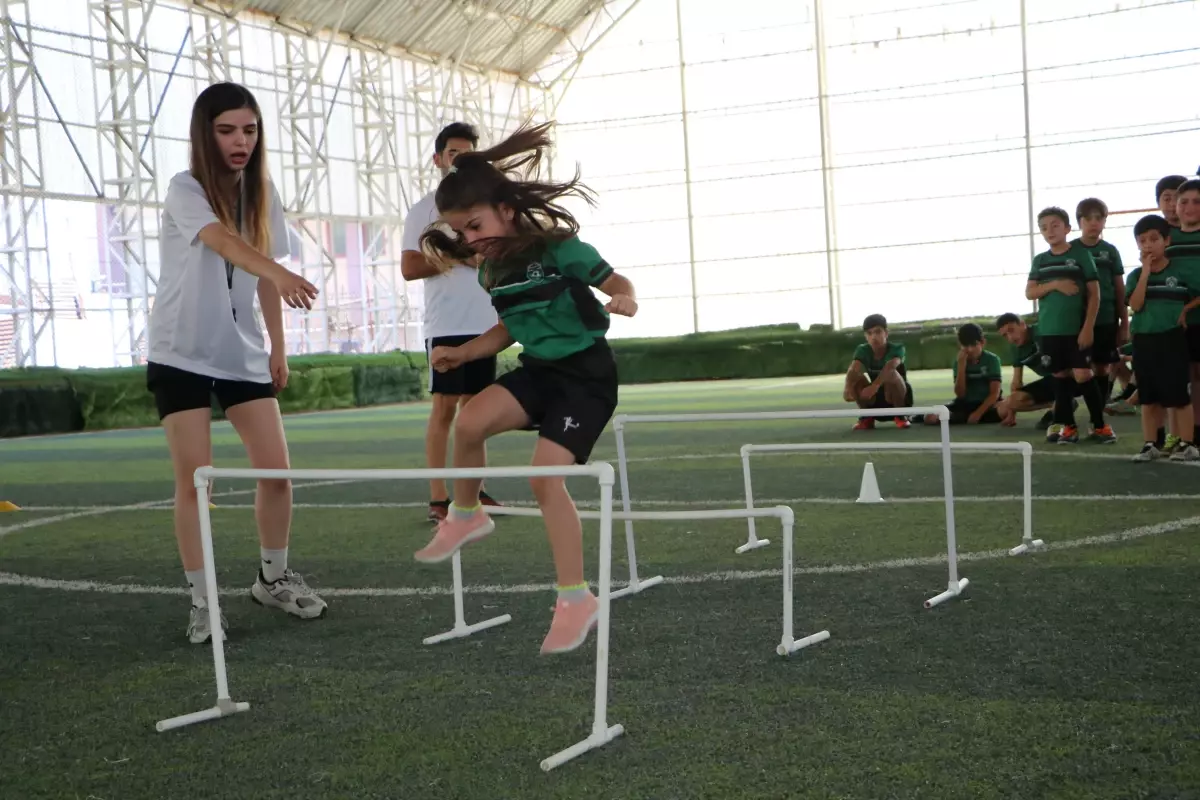 Hakkari'de Futbol Okulu Açan Antrenör, Genç Futbolcular Yetiştiriyor