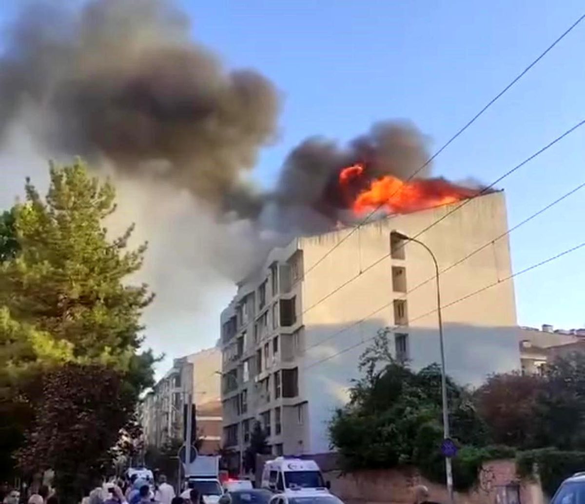 Eskişehir'de 5 Katlı Bir Binanın Çatısında Yangın Çıktı