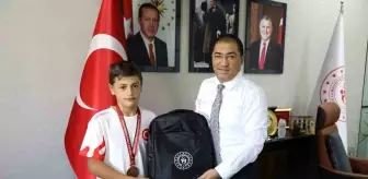 Ağrı Gençlik ve Spor İl Müdürü, İsmail Demirci U13 Erkekler Serbest Güreş Türkiye Şampiyonası'nda başarılı olan güreşçileri kabul etti