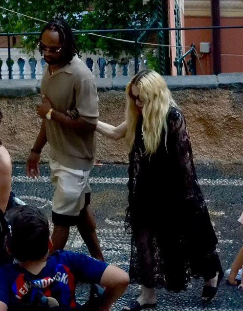 Madonna, kendisinden 37 yaş küçük yeni erkek arkadaşı Akeem Morris ile el ele görüntülendi