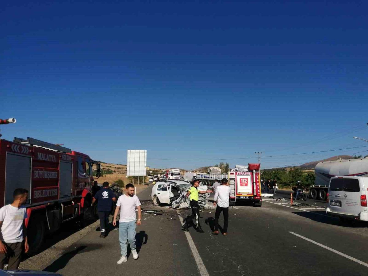 Malatya'da 3 aracın karıştığı trafik kazasında 2 kişi hayatını kaybetti, 4 kişi ağır yaralandı