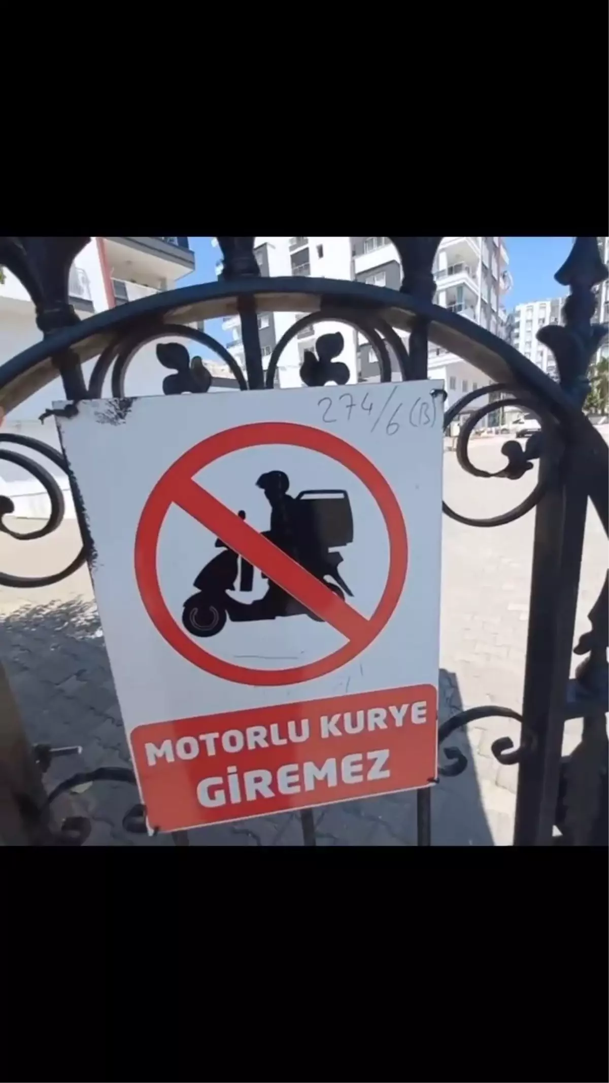 Motosikletli Kurye, Sitenin Levhasına Tepki Gösterdi